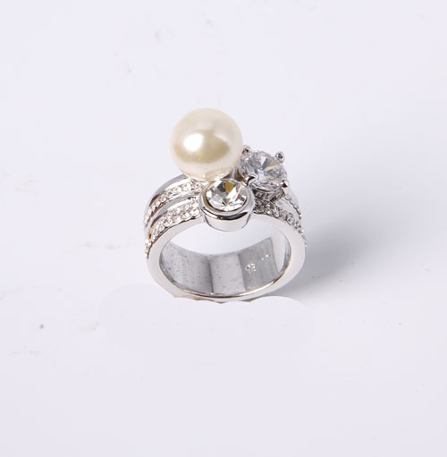 Fashion Jewelry Ring with Rhinestone and Pearl in Rose Gold Plated