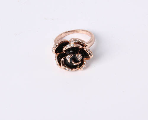 Fashion Jewelry Ring with Flower and Black Enamel