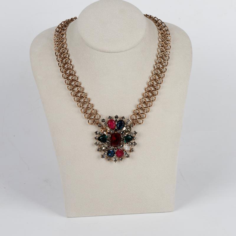 Multiterm Ribbon Appearance Bead Necklace